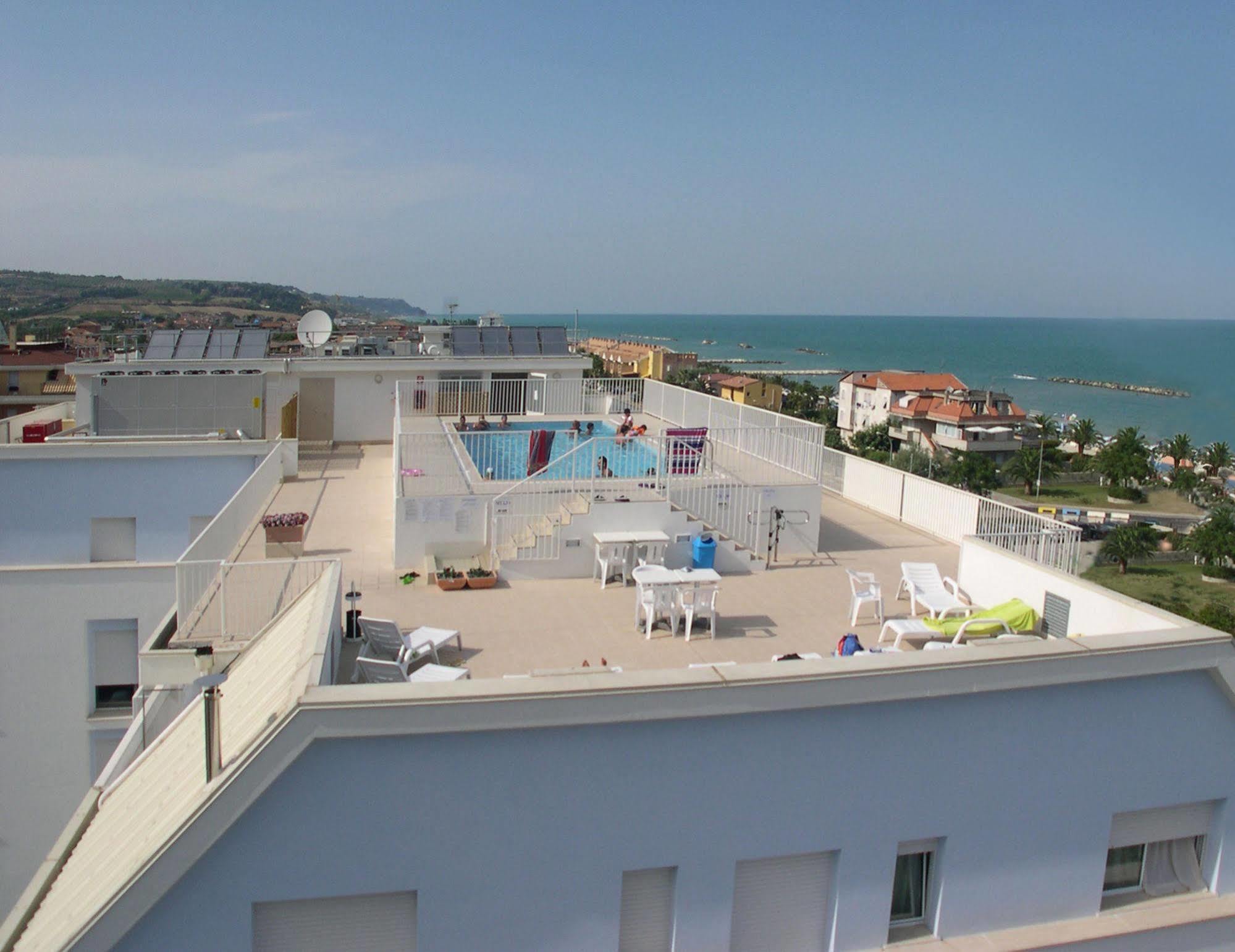 Residence I Delfini Купра-Мариттіма Екстер'єр фото