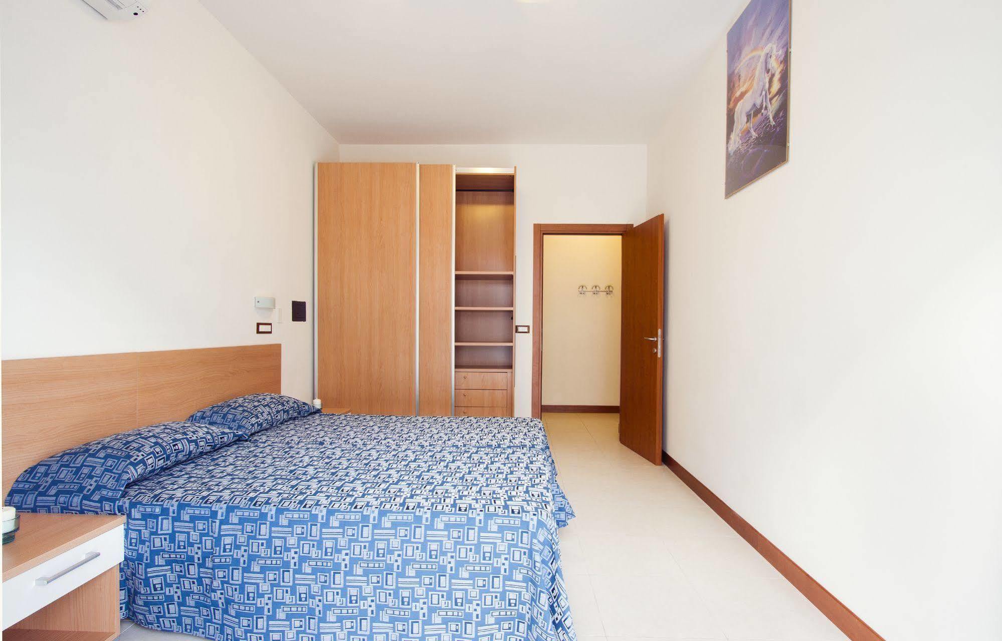 Residence I Delfini Купра-Мариттіма Екстер'єр фото